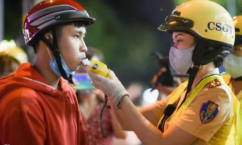 Nữ cảnh sát tuần tra đêm, đo nồng độ cồn tài xế